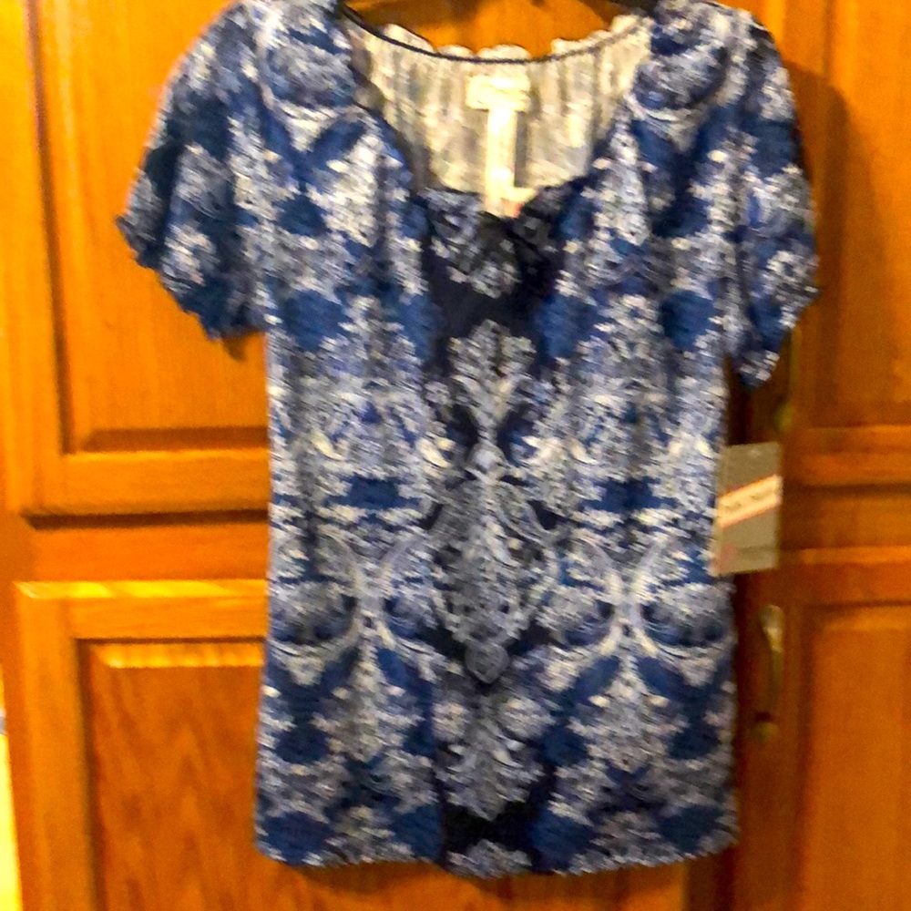 NWT scrub top by Peaches. Size small